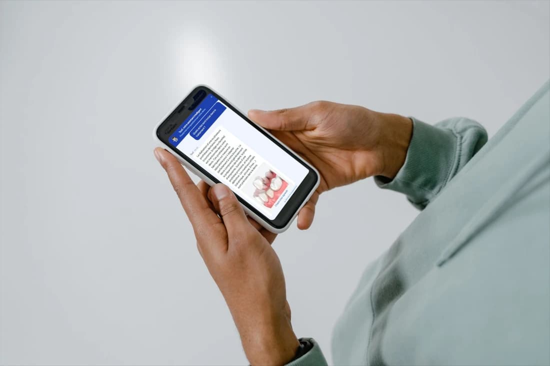 Patient échangeant avec l'assistant Touf depuis son téléphone